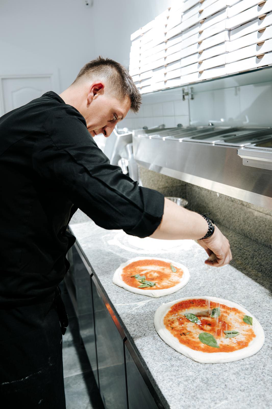 Pizzaiolo pregătind pizza napolitană la Punto